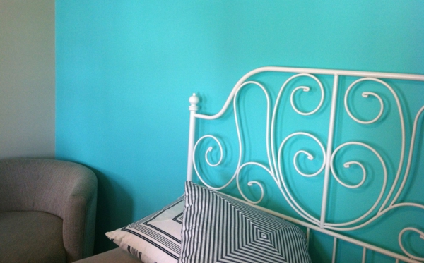 accent mur en turquoise couleur lits