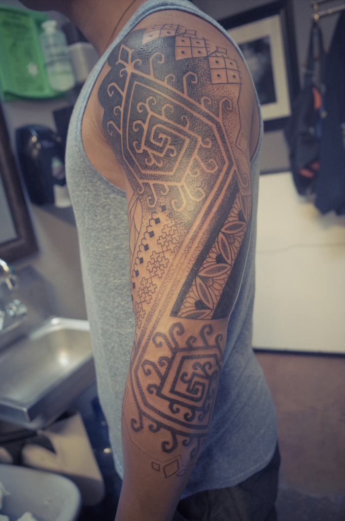 Tatuaje patrón abstracto geométrico en mano y tatuaje de hombro para hombres