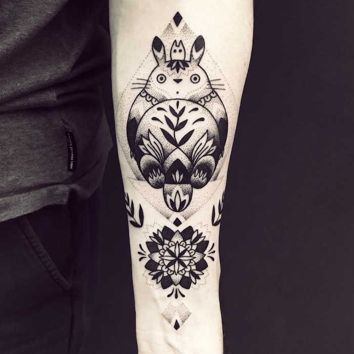 Tattoo geometrinen, Mandala Tattoo, sankari animesta Studio Gibli, naapurini Totoro