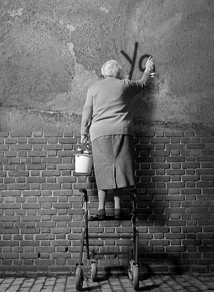 السيدة العجوز الكتابة على الجدران صورة نقل مساعد