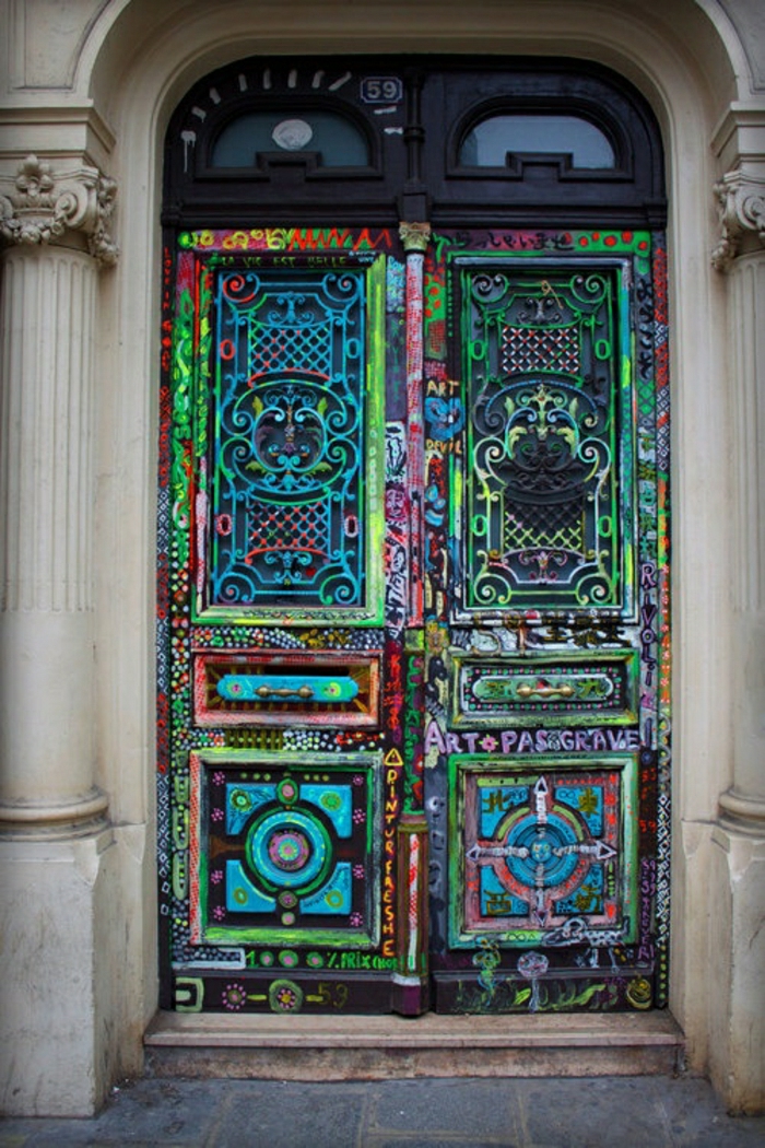 стара къща врата боядисани-улично изкуство-колоритен Потвържденията