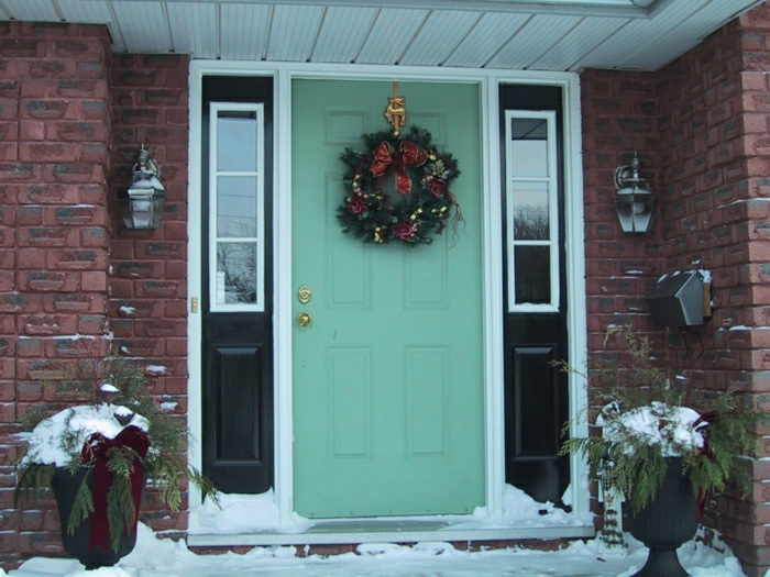 стари предните врати-зелено-тухлена къща саксии лампа коледна украса венец