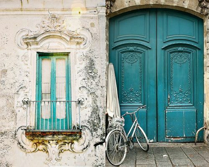 老的家门口，绿松石色，复古风格的自行车窗口阳台
