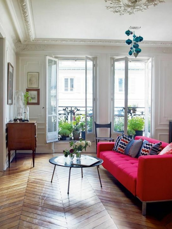 הישן דירה-ב-פריז-עם-מודרנית-ריהוט-אדום ספה