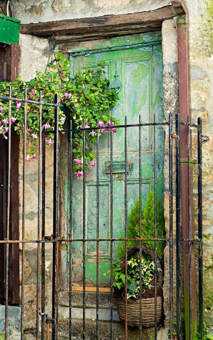 老绿栅栏门挂花盆