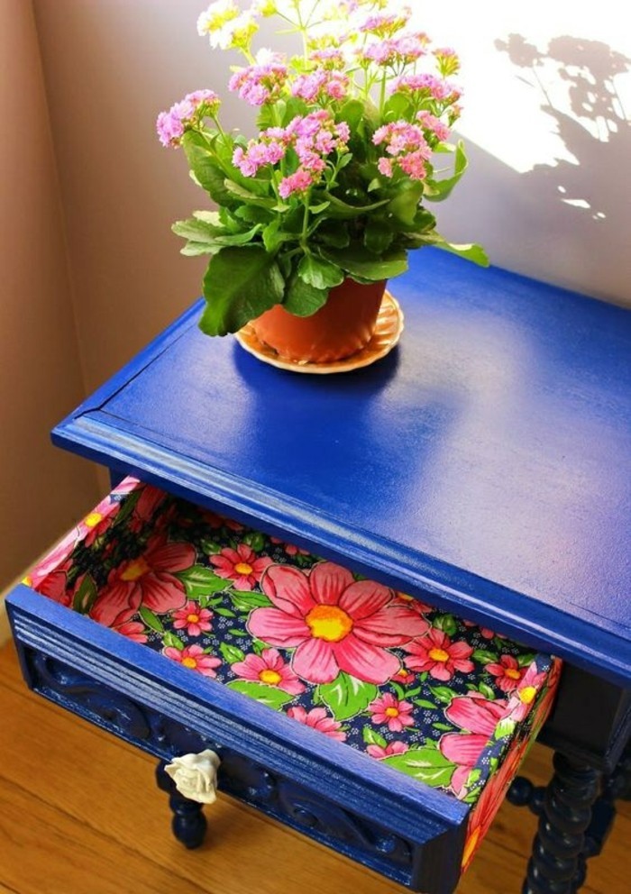 old-kaapit-palauttaa-blue-kaappi-kukkaruukun-kukkia laatikon vintage