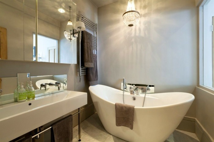 εναλλακτική λύση-to-πλακάκια-in-a-σχεδιαστής-μπάνιο-οβάλ μπανιέρα-πολυέλαιος-καθρέφτης-χωρίς-πλαισίου