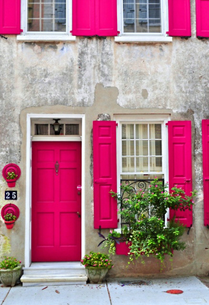 老建筑，粉红色的门百叶窗复古花朵
