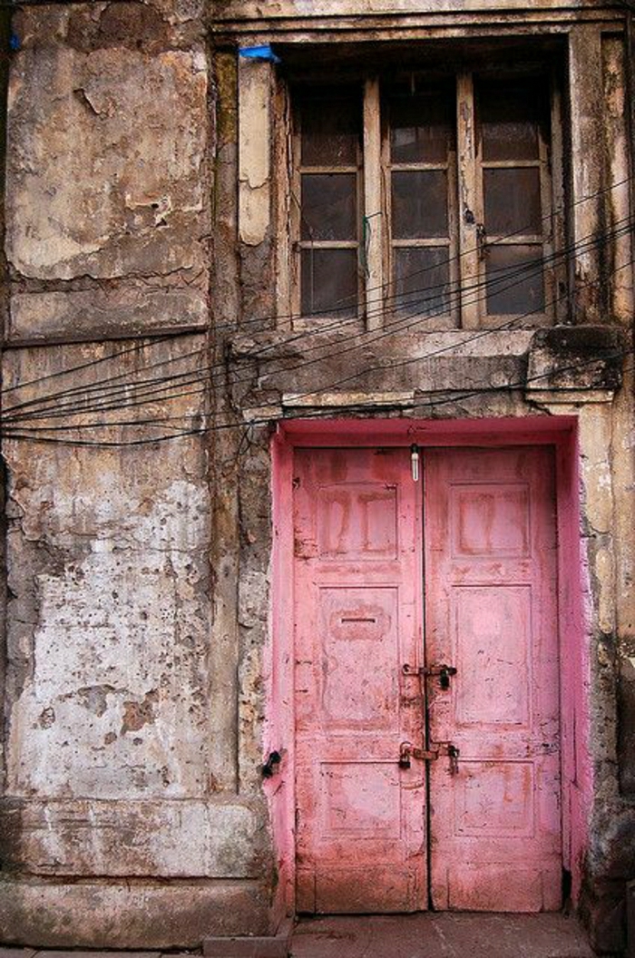 стара сграда-ретро-розово врати