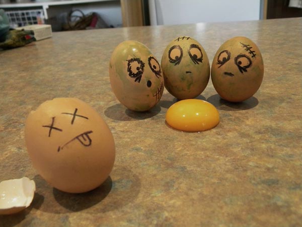 cuatro-divertida-pintado de huevos de mesa