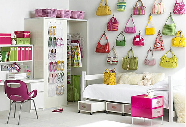 Pukuhuone, jossa on monia värikkäitä käsilaukkuja seinällä ja kenkiä