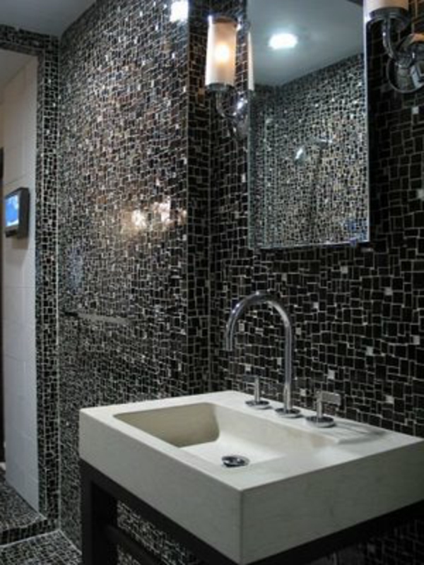 黑色马赛克瓷砖浴室