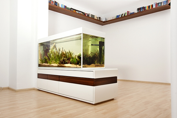 diviseur de salle d'aquarium - aspect luxueux - dans la salle avec le design blanc