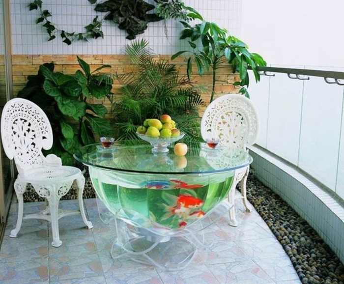 मछलीघर टेबल सुनहरी-बालकनी छत-मोज़ेक टाइल-फल-प्राचीन कुर्सी-पौधे