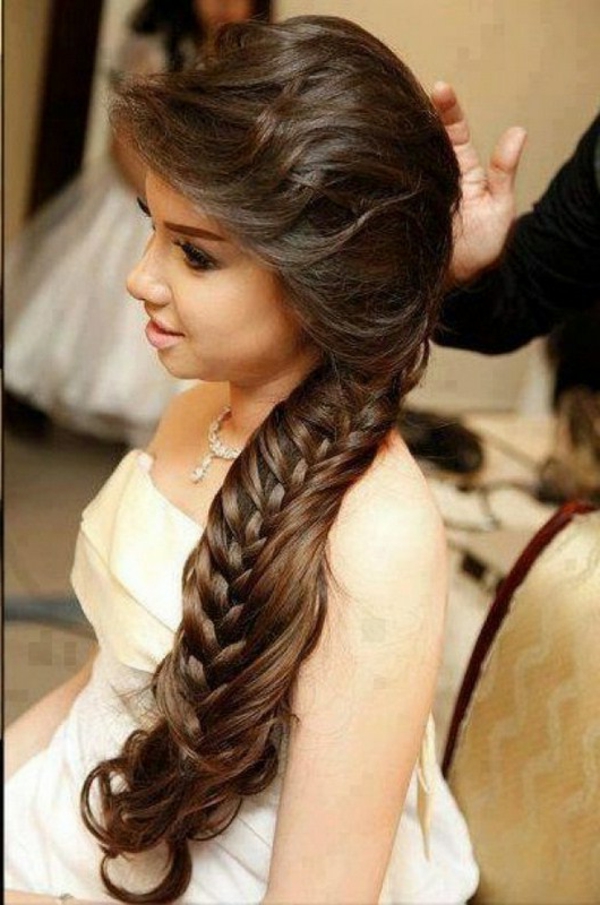 Peinados de bodas árabes, cabello largo y castaño hermoso