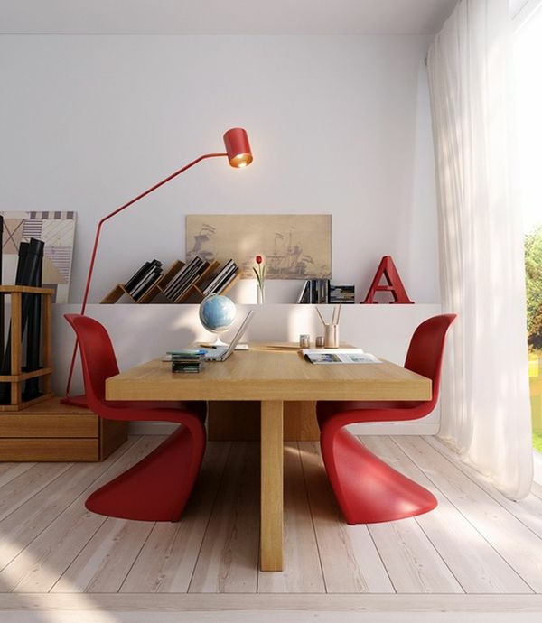 Οι κόκκινες καρέκλες και ο λαμπτήρας ως έμφαση στη μελέτη