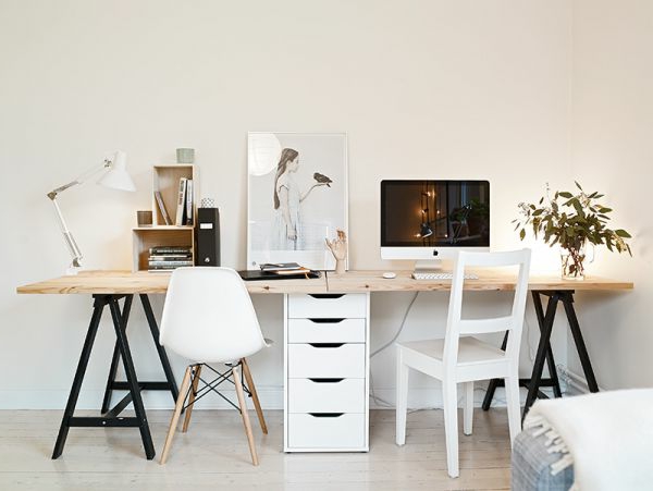 Όμορφη μελέτη με γραφείο και δύο καρέκλες σε λευκό