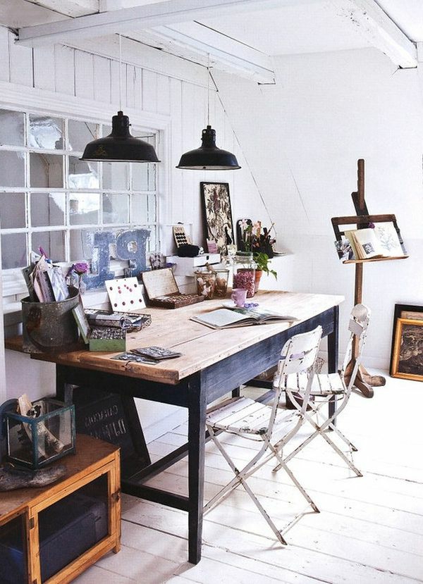 Σκανδιναβική μελέτη με ξύλινο γραφείο και δύο μαύρους πολυέλαιους