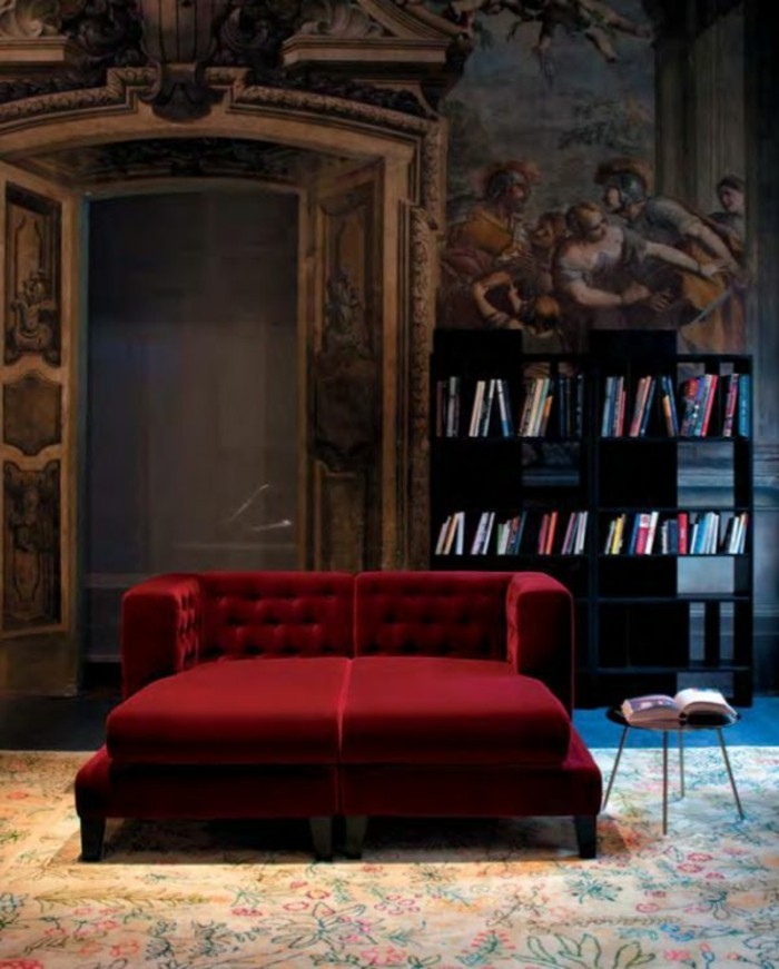 מדפי ספרים-קיר הדירה aristokatische עיצוב-עם-היסטוריים ומוטיבים האדום ריפוד קטיפה