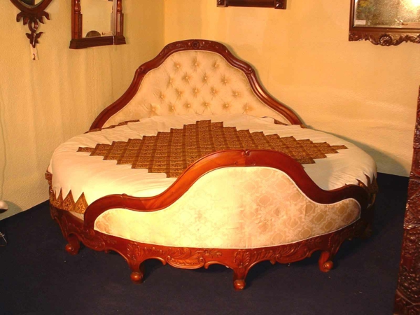शयन कक्ष के कोने में समृद्ध दिखने वाले-बिस्तर-के-गोल आकार