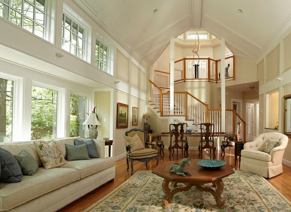 aristocratic-设计的客厅上带有一个高天花板