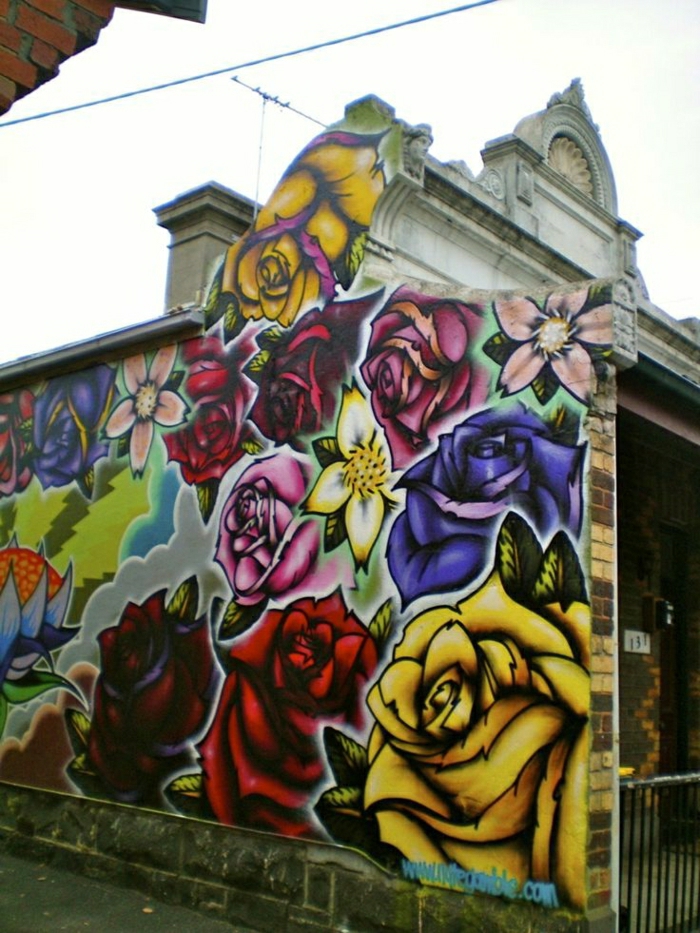 Pared del edificio aristocrático de graffiti flor de Rose