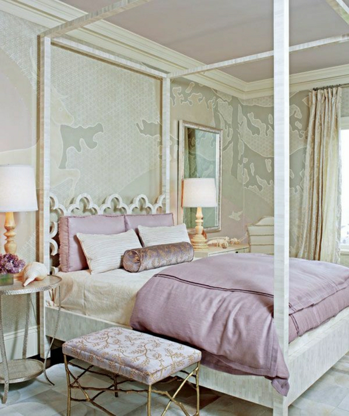 भव्य बेडरूम बेज और सोने तत्वों बिस्तर फ्रेम बैंगनी लिनन तकिया