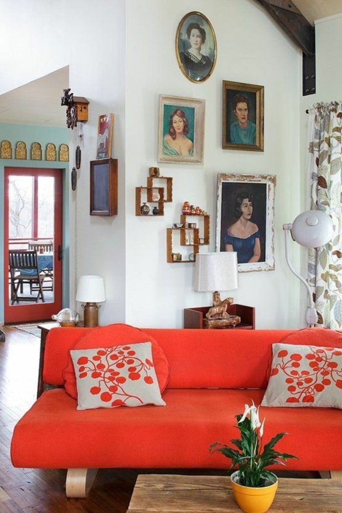 אמנותי דירה-דיוקנאות-an-der-קיר קטן-אדומה-מיטה-עם-מודרני-עיצוב