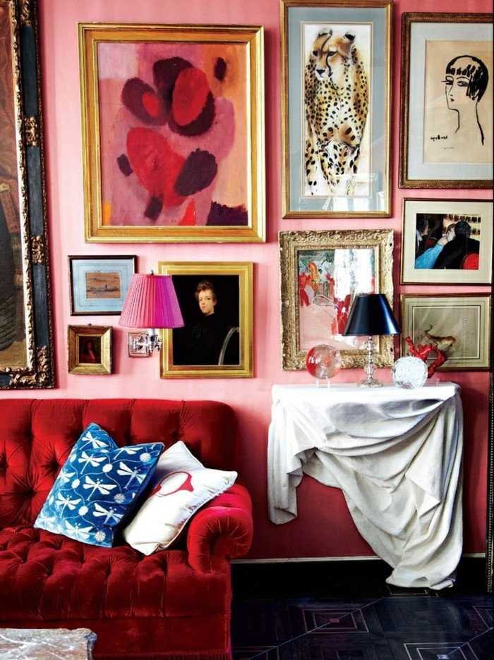 कलात्मक अपार्टमेंट ठीक भित्ति चित्र-गुलाबी-दीवार पर आकर्षक लाल सोफे