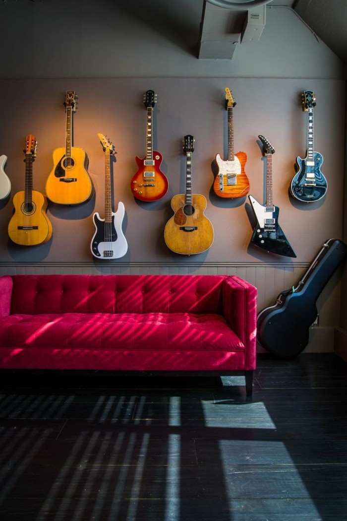 आर्टिस योजनाबद्ध आंतरिक-कई गिटार फांसी-ऑन-दीवार-सरल-मॉडल लाल सोफे