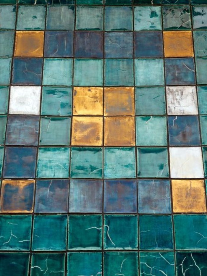有吸引力的复古卫生间的瓷砖，在绿松石和金色色与 - 表面光泽