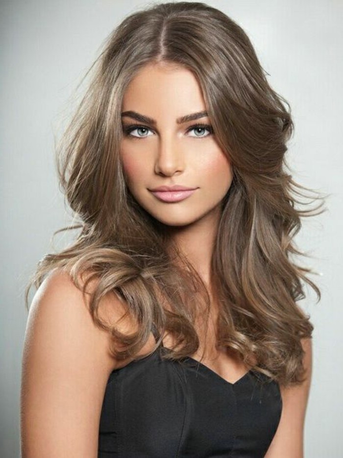 attrayant beau-dame-frêne brun cheveux couleur-look élégant
