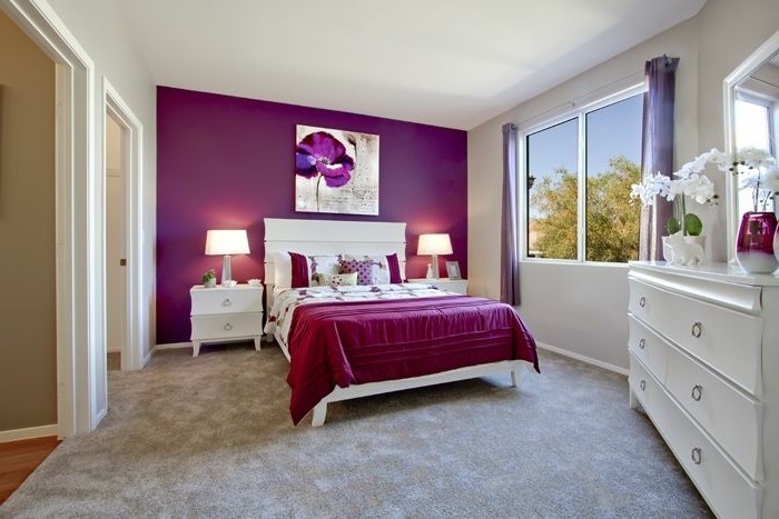 attrayant super-jolie-fille-wallpaper-violet-mur