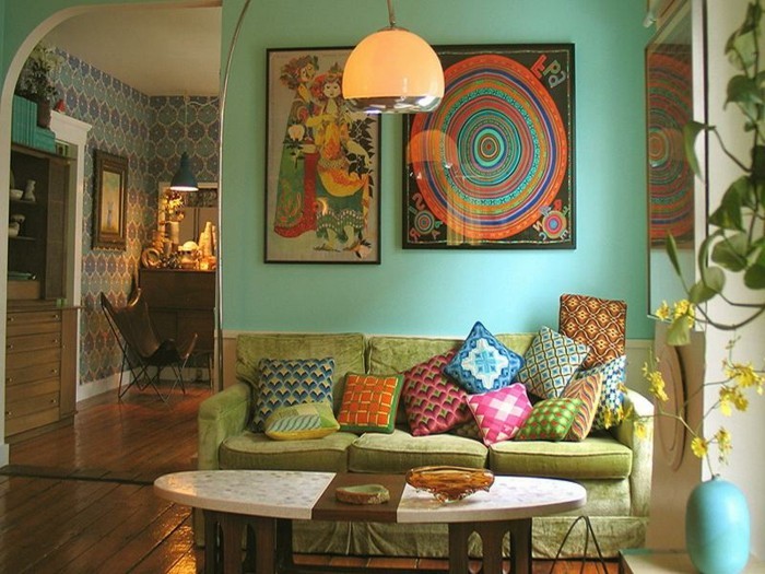 σχεδιασμός-πολλά ελκυστικά τοίχο πολύχρωμα μαξιλάρια-on-the-καναπέ