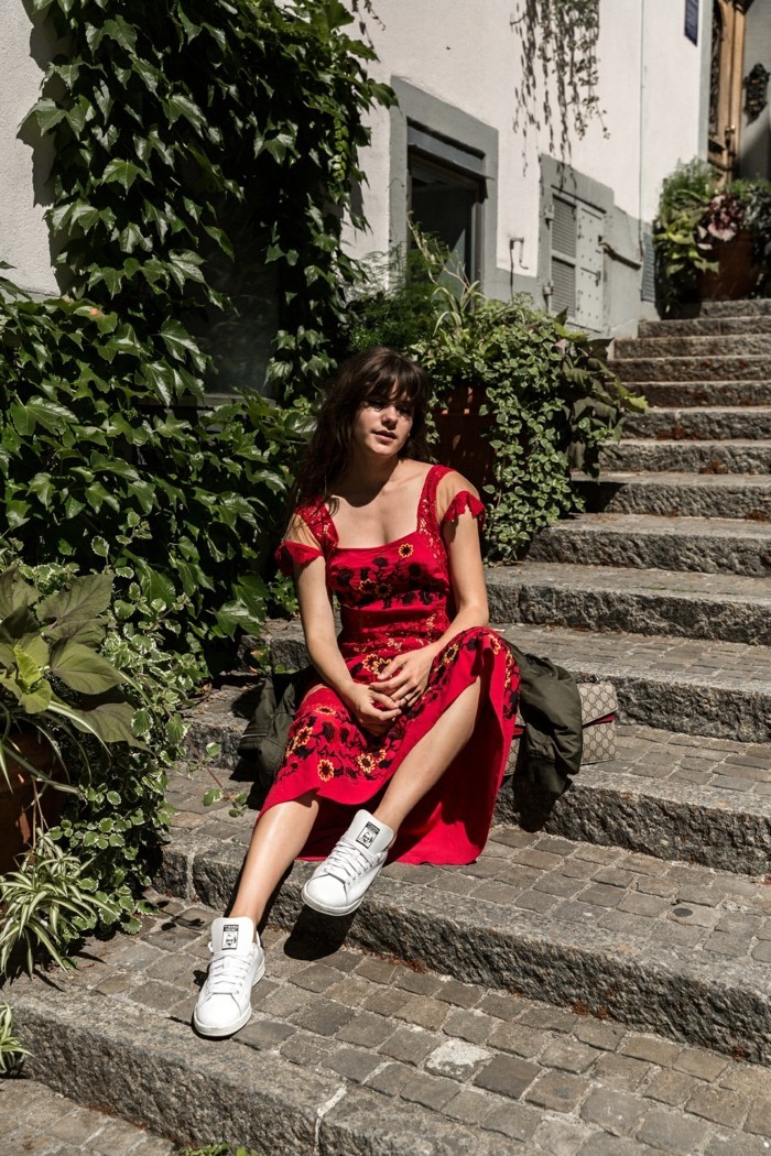 növény vonzó megjelenés-für-red dress-cipők-in-fehér-laza ruha nyári lépcső-house-zöld-