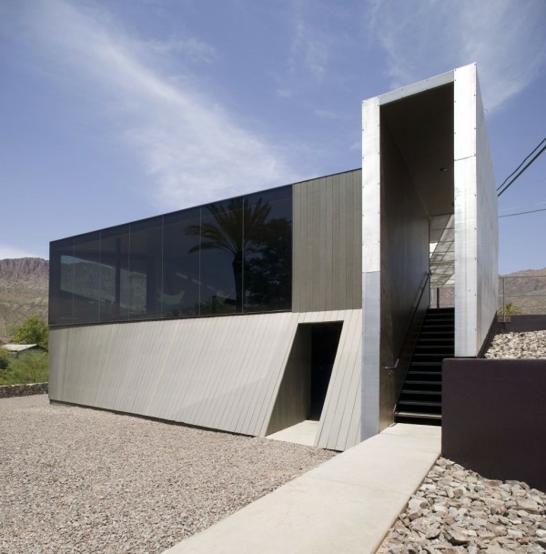 hilpeä-koti-minimalismi-arkkitehtuuri-lasimaiset tummat seinät