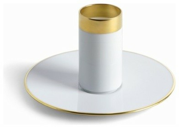 सफेद में एस्प्रेसो कप की पृष्ठभूमि का आंख-पकड़ने वाला मॉडल