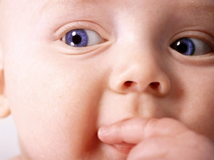 mikä merkitsee silmänväristä vauvaa sinisillä silmäillä äiti ja isä pitävät huolta vauvasta