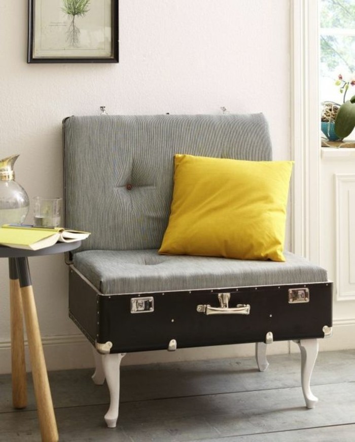 mistä vanhaan ja uuteen-make-matkalaukku-keltainen-kisse pöydän-harmaa-chair-kuva-ikkuna