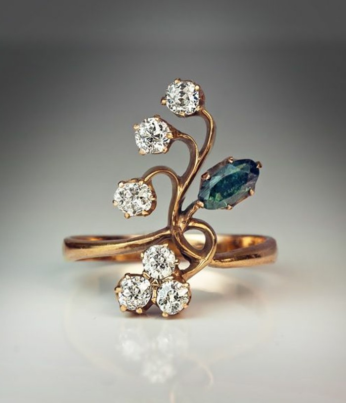 花哨的翠绿宝石戒指钻石花形