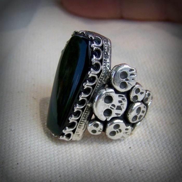 用黑曜石骷髅装饰哥特式风格的花哨的银戒指模型