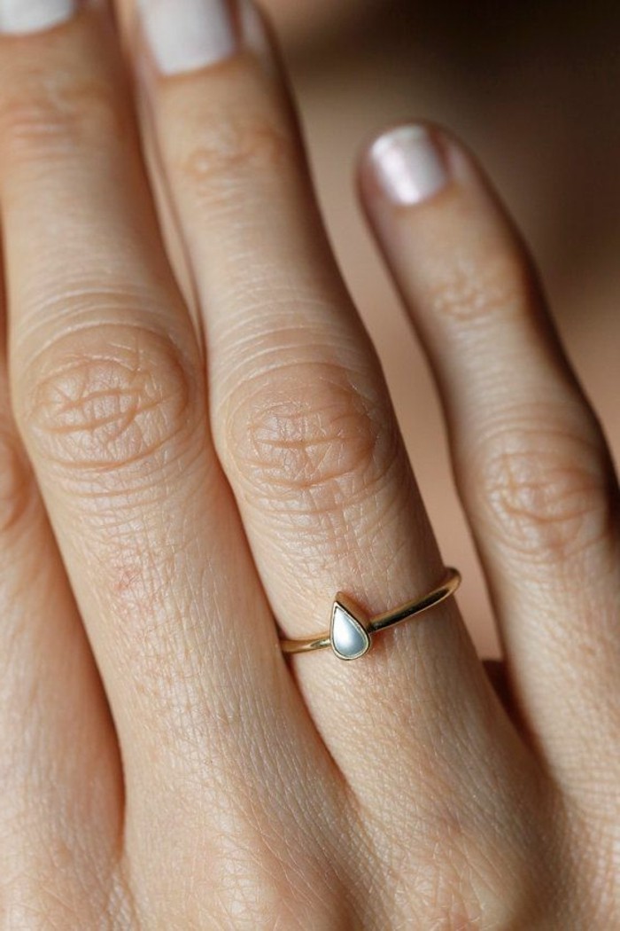 不寻常的订婚戒指金珍珠，简单的招标模式
