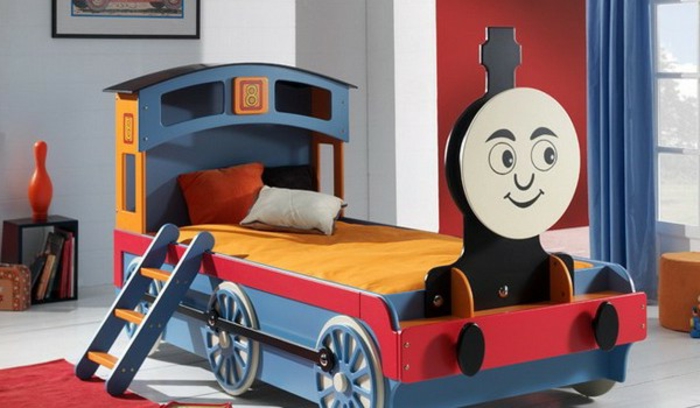 花式床滑稽的模型火车