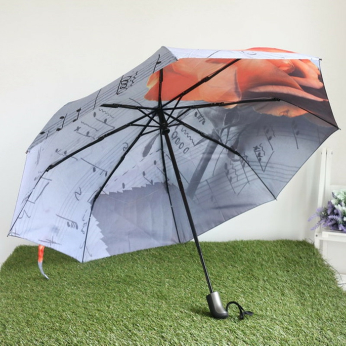 fancy-esernyők-modell-in-the-zöld fű