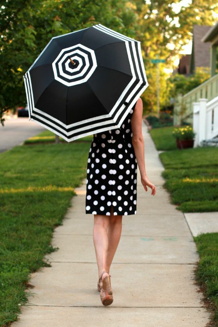 fancy-ομπρέλες-όμορφα-μοντέλο-σε συνδυασμό-με-έναν-φόρεμα