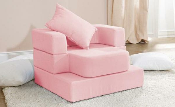 एक सफेद कालीन पर पुल-आउट कुर्सी-इन-गुलाबी