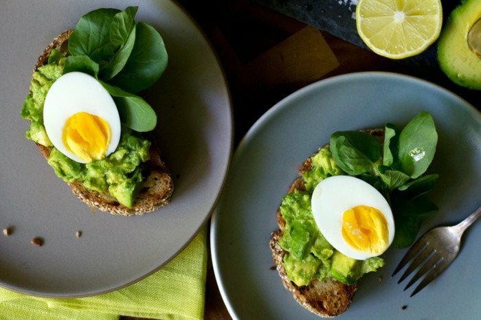 avokádó reggeli ötletek szénhidrátok zsírok és fehérjék minden étkezés lenyelik fõtt tojást kenyér avokádó