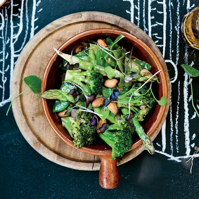 avokádó recept, hogy élvezze saláta brokkoli ruccola dió zöld saláta tálban spárga virágok bab