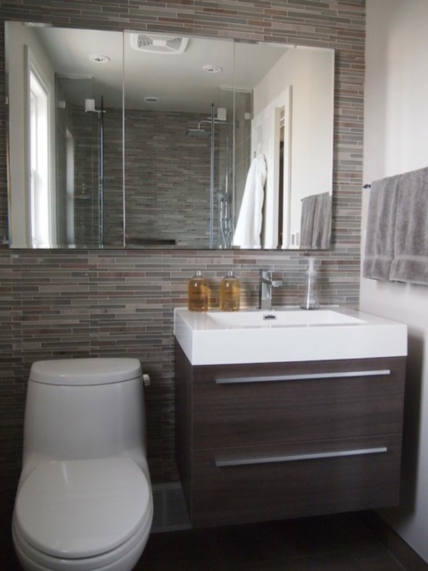 עיצוב חדר אמבטיה עם מראה גדולה