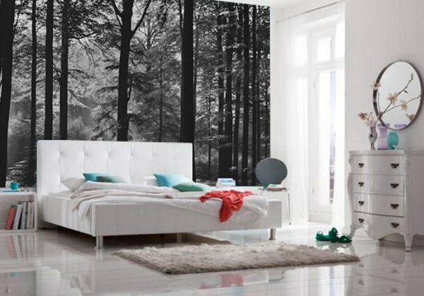 白色的床和壁纸作为森林在卧室里